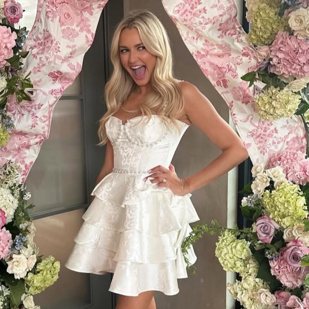 V. Chapman Luciana Dress Size 4 - white tiered ruffle embellished mini dress